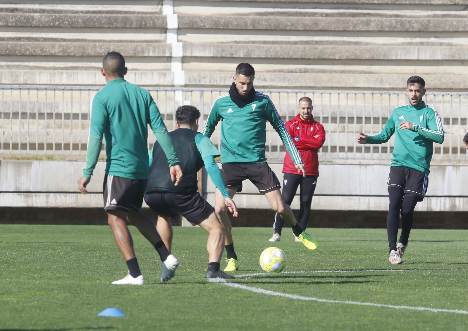 José Antonio González pasa el balón en uno de los rondos del entrenamiento.