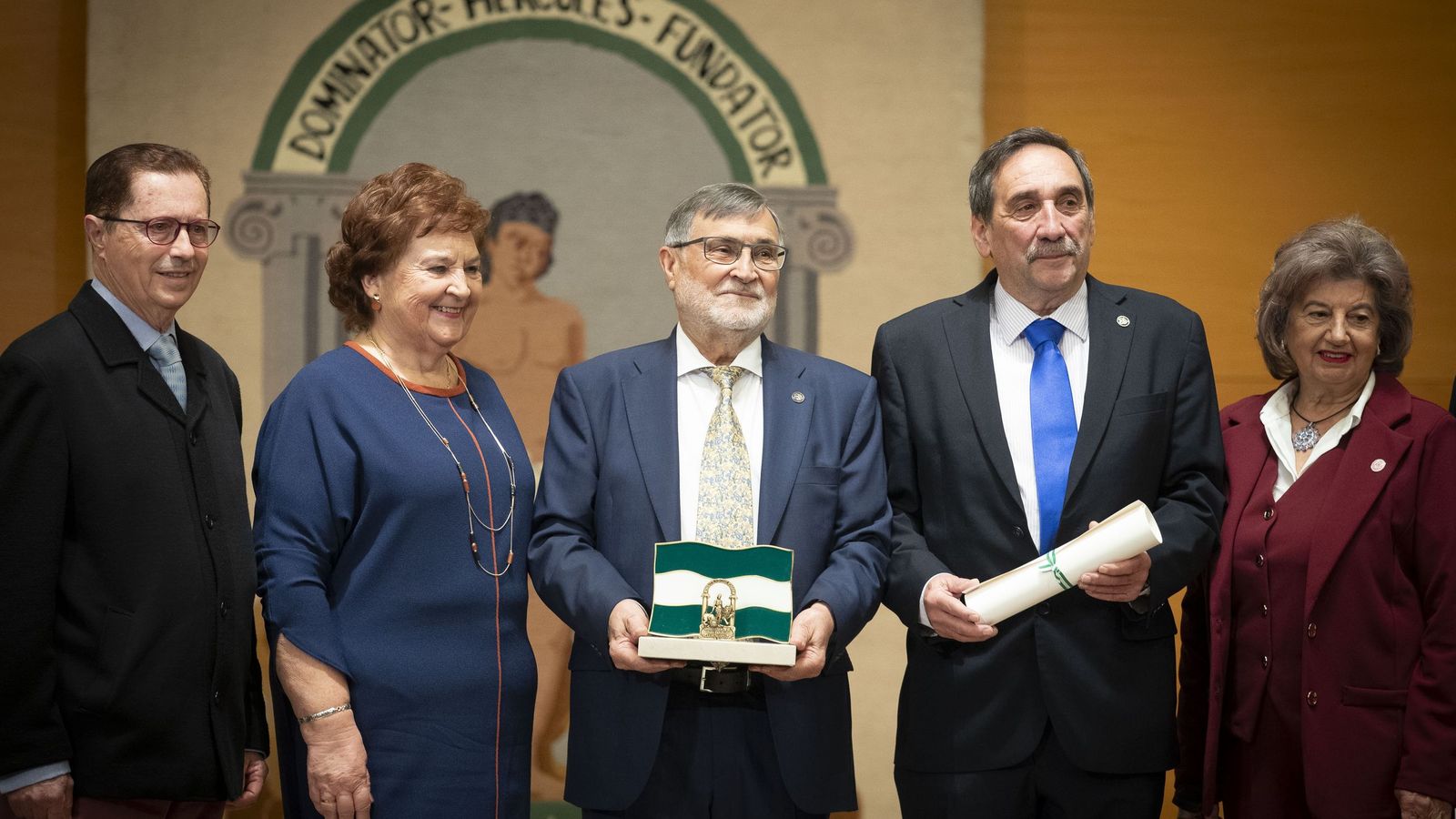 El presidente de ALUMA, José Rodríguez Sánchez (centro) y la junta directiva 