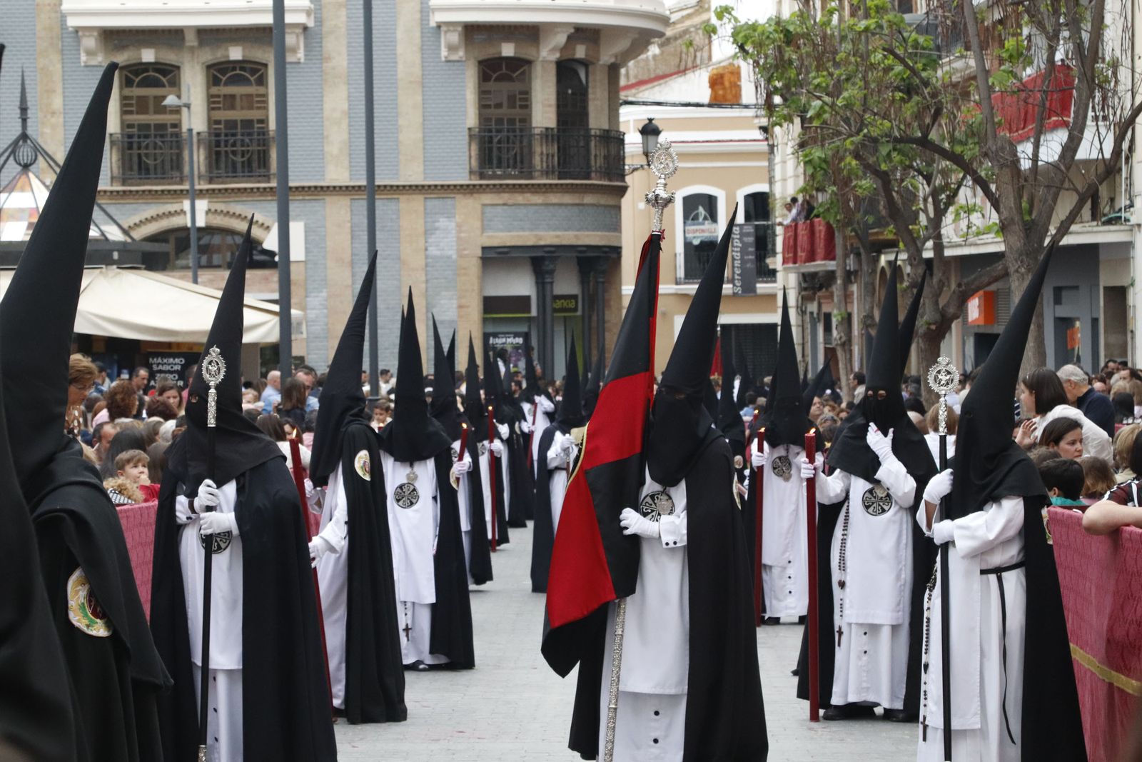 Nazarenos por el tramo de la Carrera Oficial.