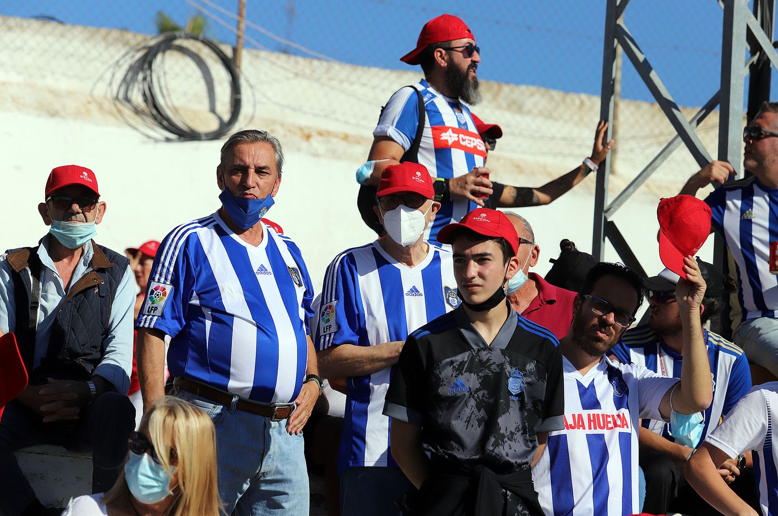 Imágenes de la afición más fiel del Recre en su visita al campo del Antoniano