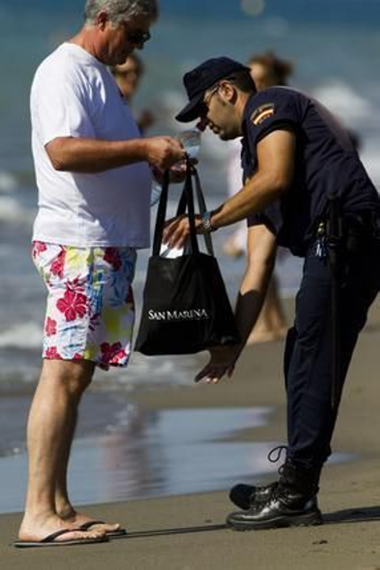 Michelle Obama y su hija Sasha descansan en una playa de Estepona. / EFE