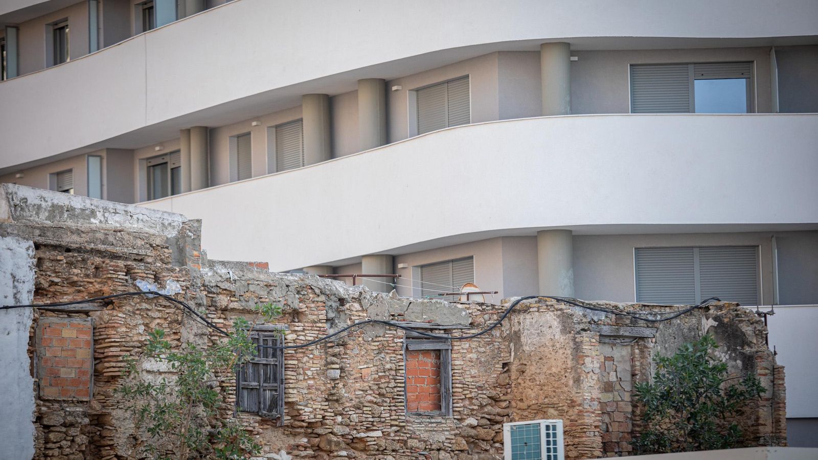 Estado ruinoso de las antiguas construcciones.