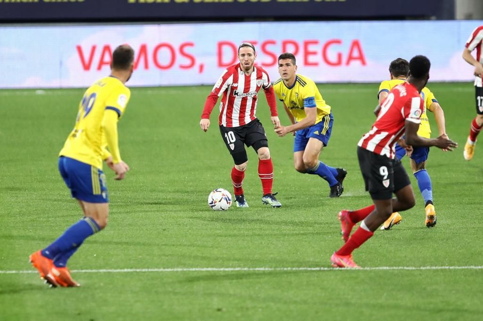 Muniain controla en presencia de Garrido y ante la mirada de Alcalá, con Williams buscando el desmarque.