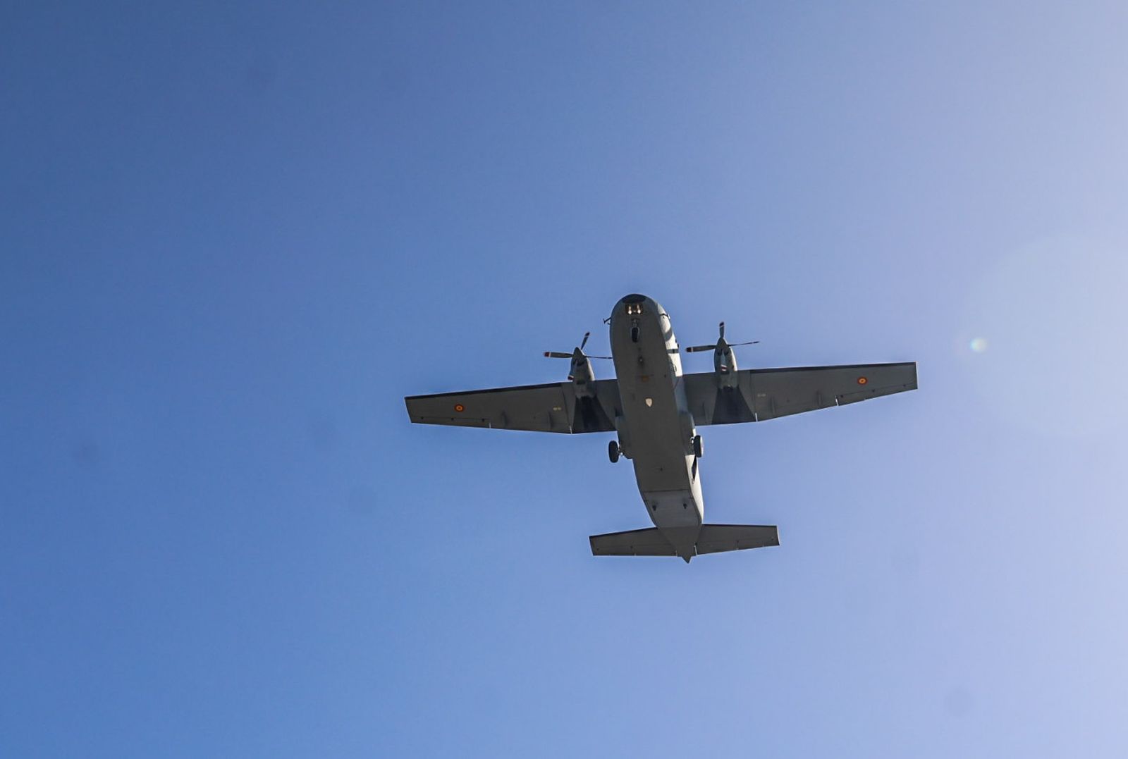 Fotografías de la exhibición aérea de la Patrulla Acrobática de Paracaidismo del Ejército del Aire 'Papea' y de la Patrulla Acrobática de Helicópteros 'ASPA'  en los actos de homenaje al centenario del Plus Ultra presidido por S.M. el Rey Felipe VI