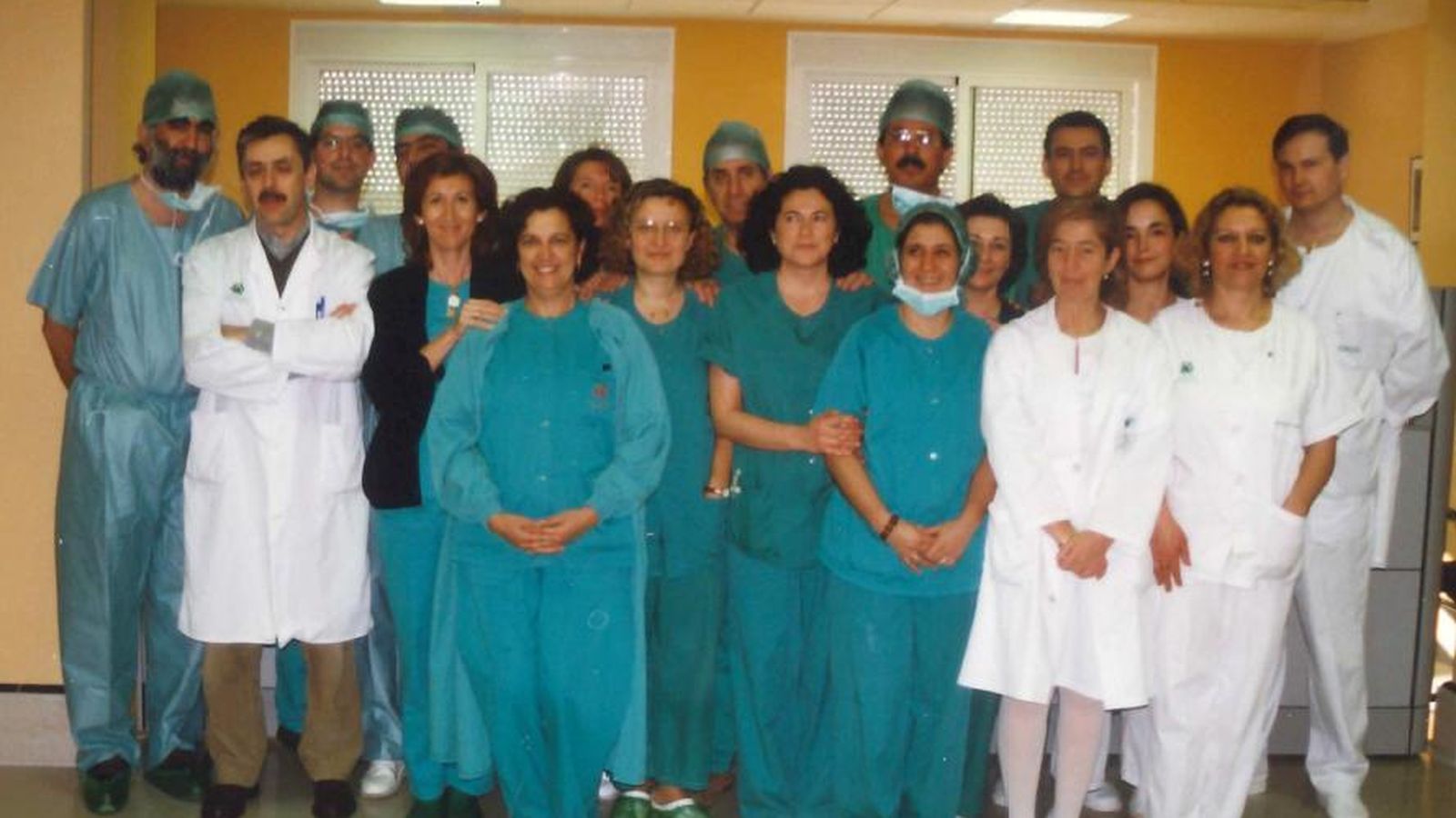 Recepción administrativa de la Unidad de CMA del Hospital El Tomillar en el año 1999 con equipo de cirujanos, anestesistas y enfermería de Quirófano.