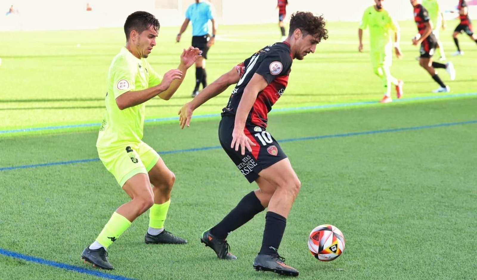 Salva Vegas es presionado por un rival ceutí.