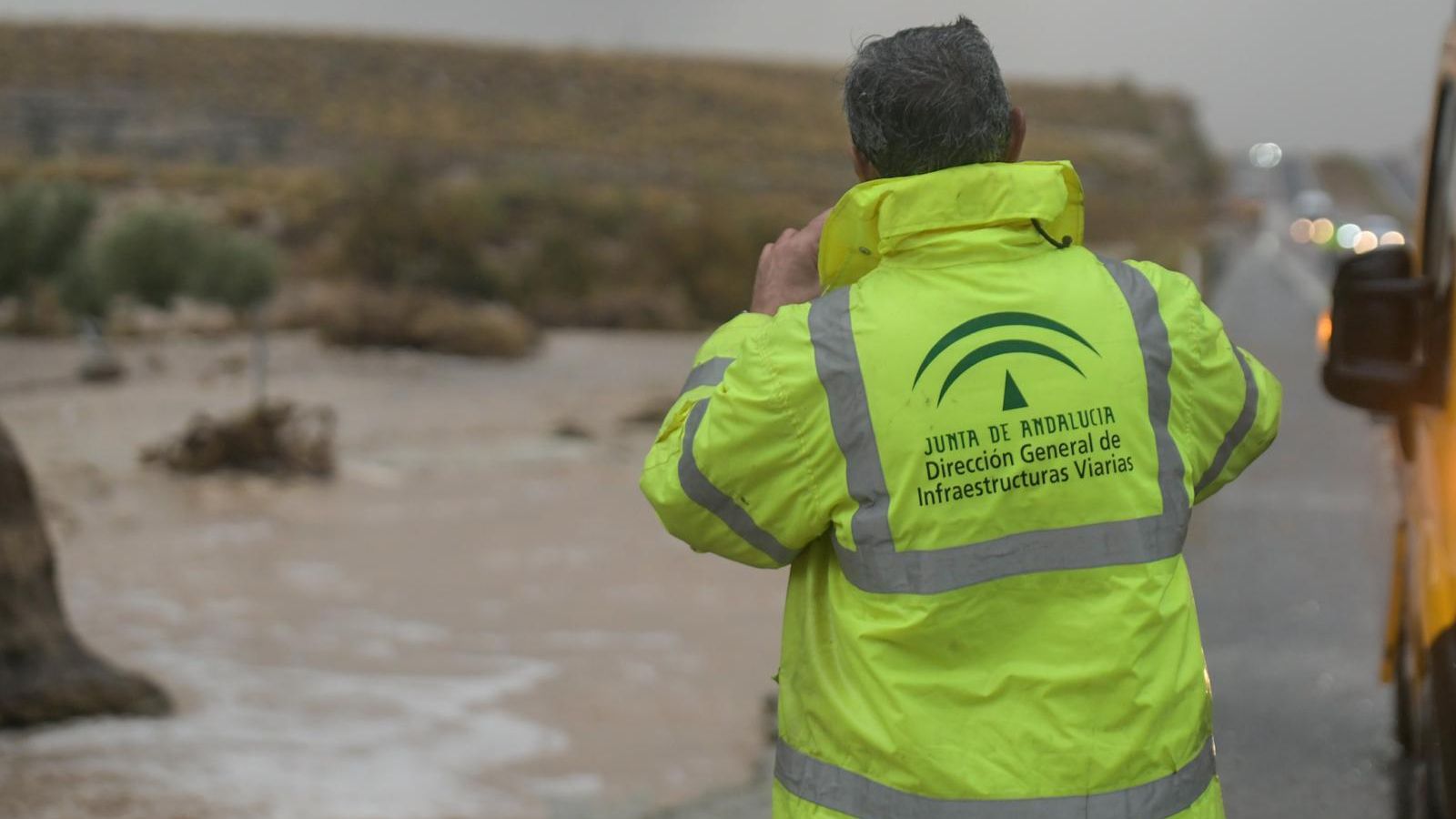 Un trabajador de la red de carreteras supervisa los trabajos.