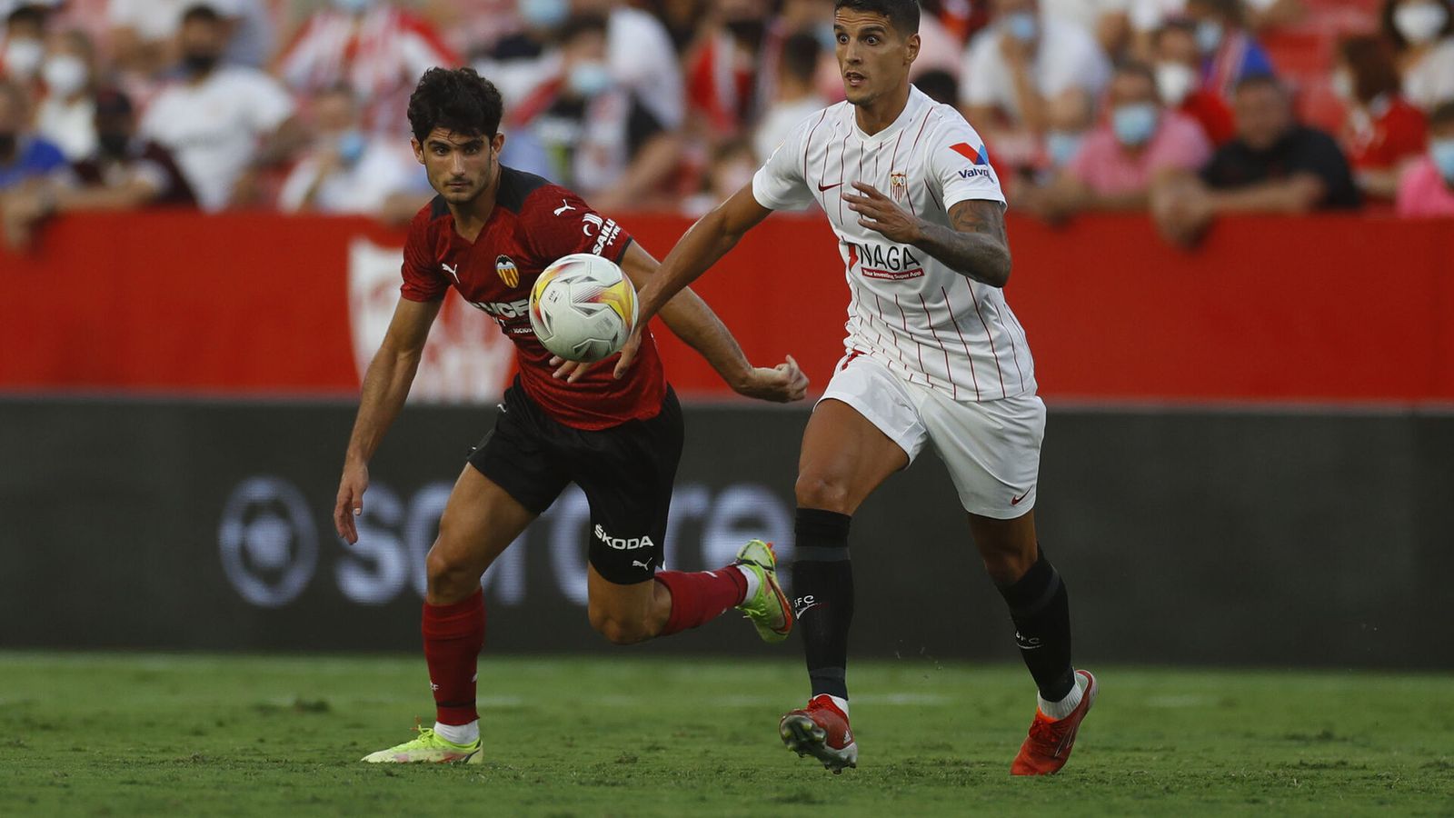 Lamela y Guedes, en el último Sevilla-Valencia, que se jugará el martes 18 de octubre.