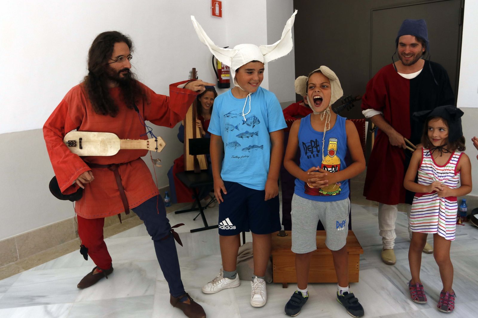 Los pequeños, disfrazados de animales, también participaron en el espectáculo.