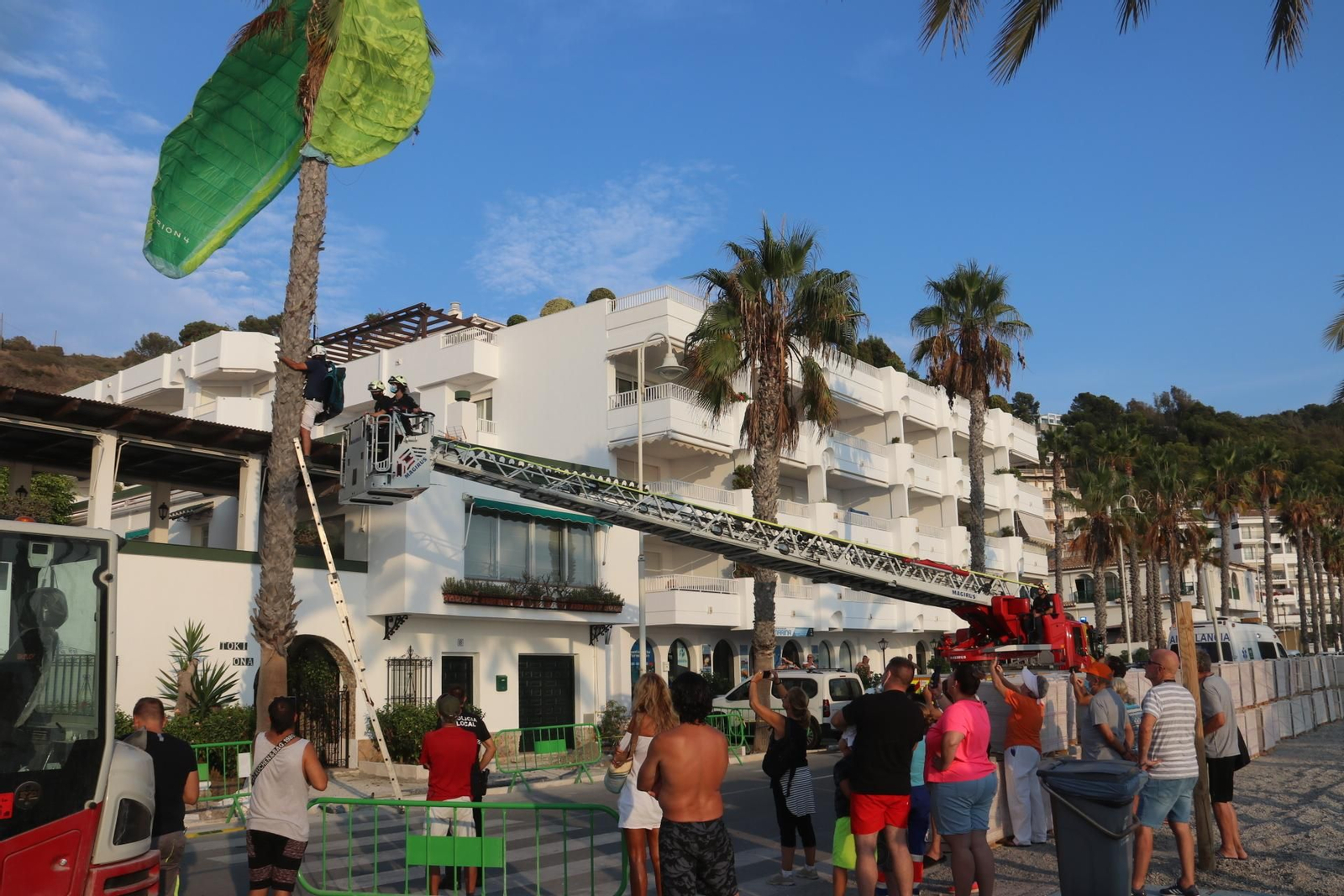 Costa de Granada: Rescatan a un parapentista que había quedado colgado en una palmera en La Herradura