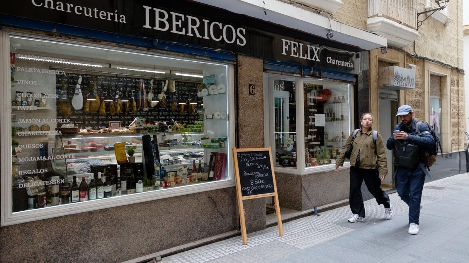 Exterior de la charcutería Ibéricos Félix.