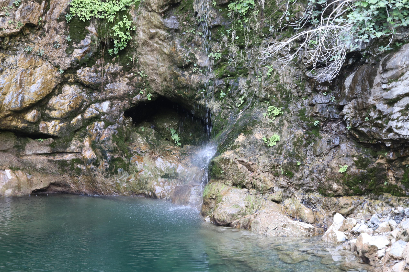 Así lucen Jorox, su entorno y su cascada, un oasis en Málaga para el caluroso verano de Andalucía