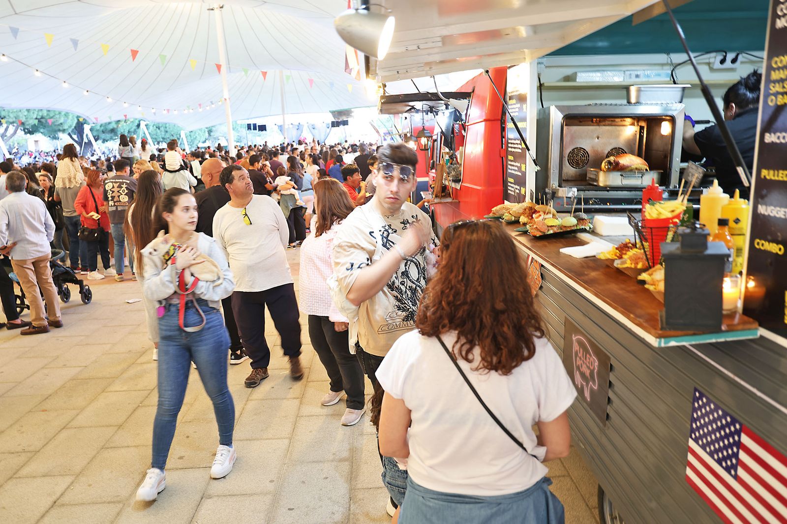 Imágenes del Festival Mundial de Foodtrucks y los cantajuegos DIsney en Huelva