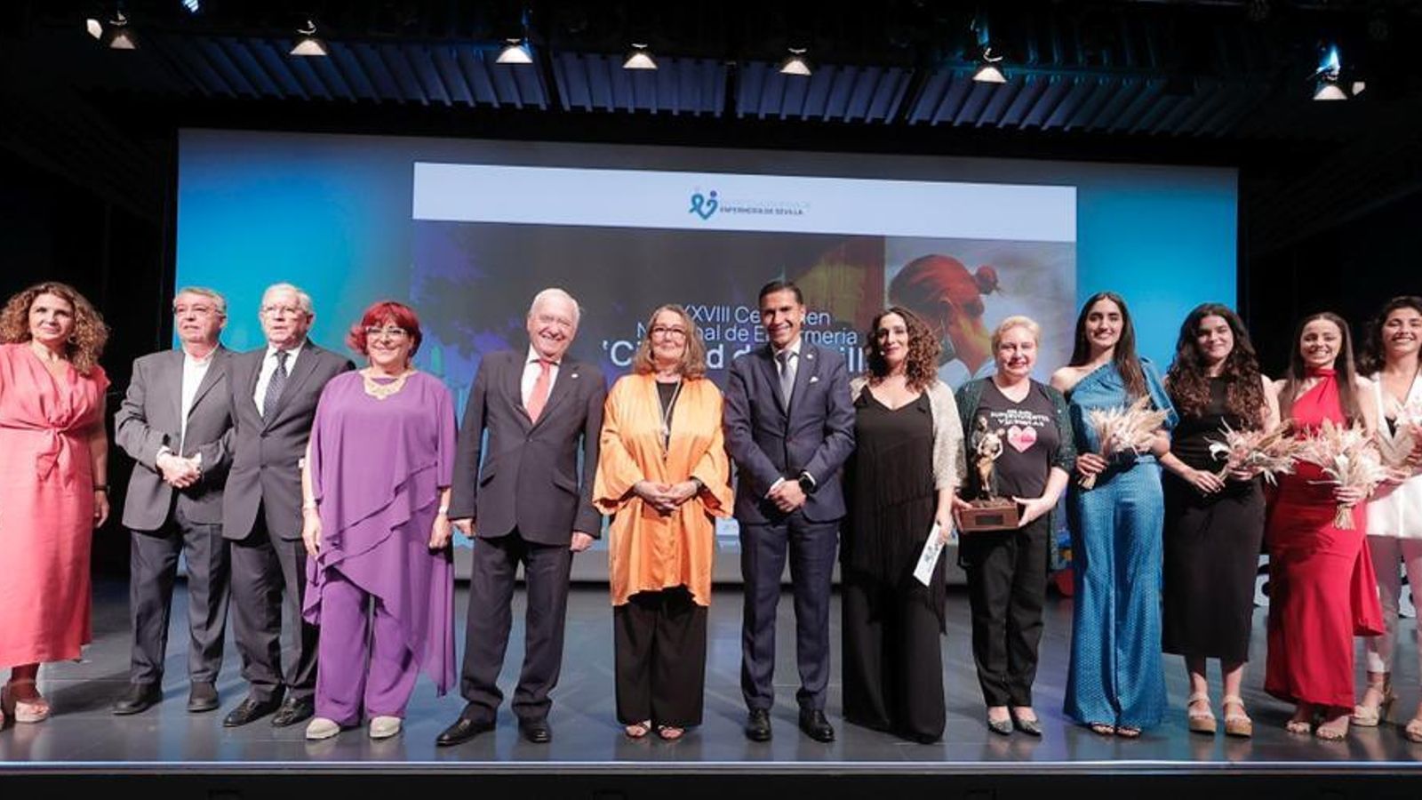 Foto de familia de premiadas y miembros del Consejo.