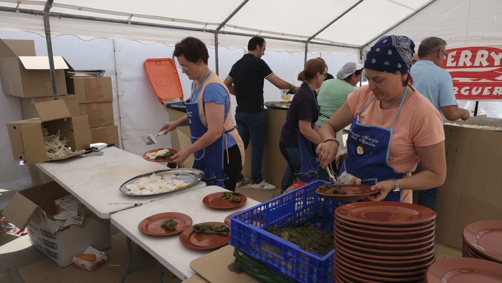Imágenes de la degustación de huevos fritos con chorizo, en las Fiestas de Santa María del Águila