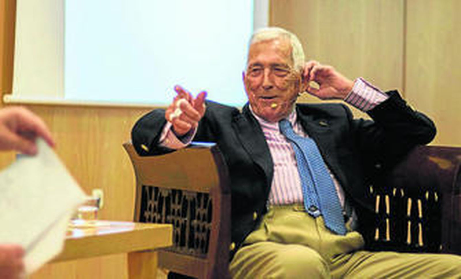 El matador de toros Paco Camino en un momento de la charla en el Colegio de Abogados.