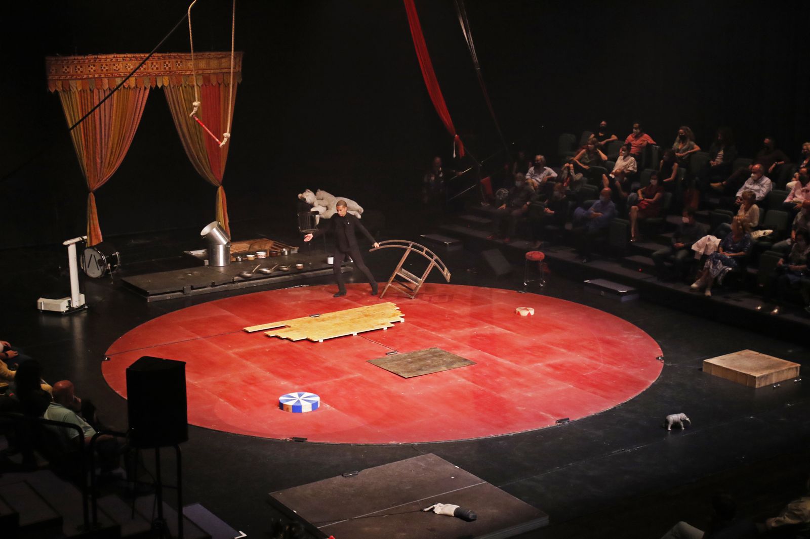 La pista del circo Romanès instalada en el escenario del Central.