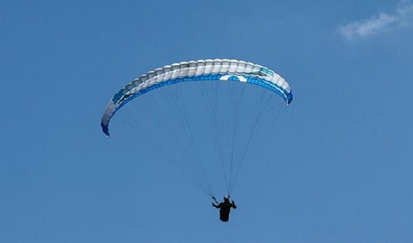 Imagen de archivo de una persona practicando parapente.
