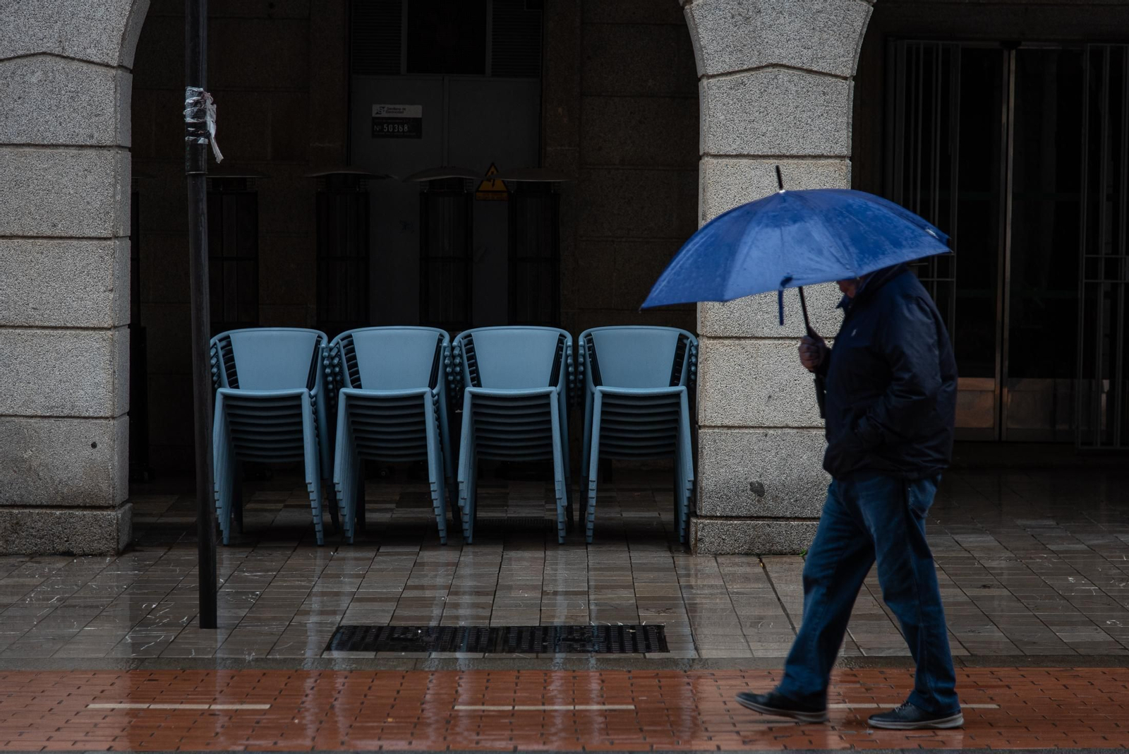 Día de lluvia, viento y frío en Huelva, en imágenes