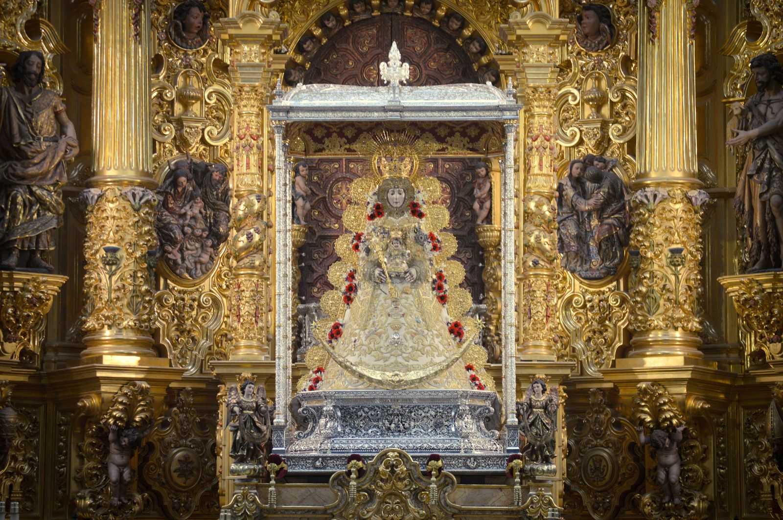 La Virgen del Rocío amanece vestida de Reina para la Romería.