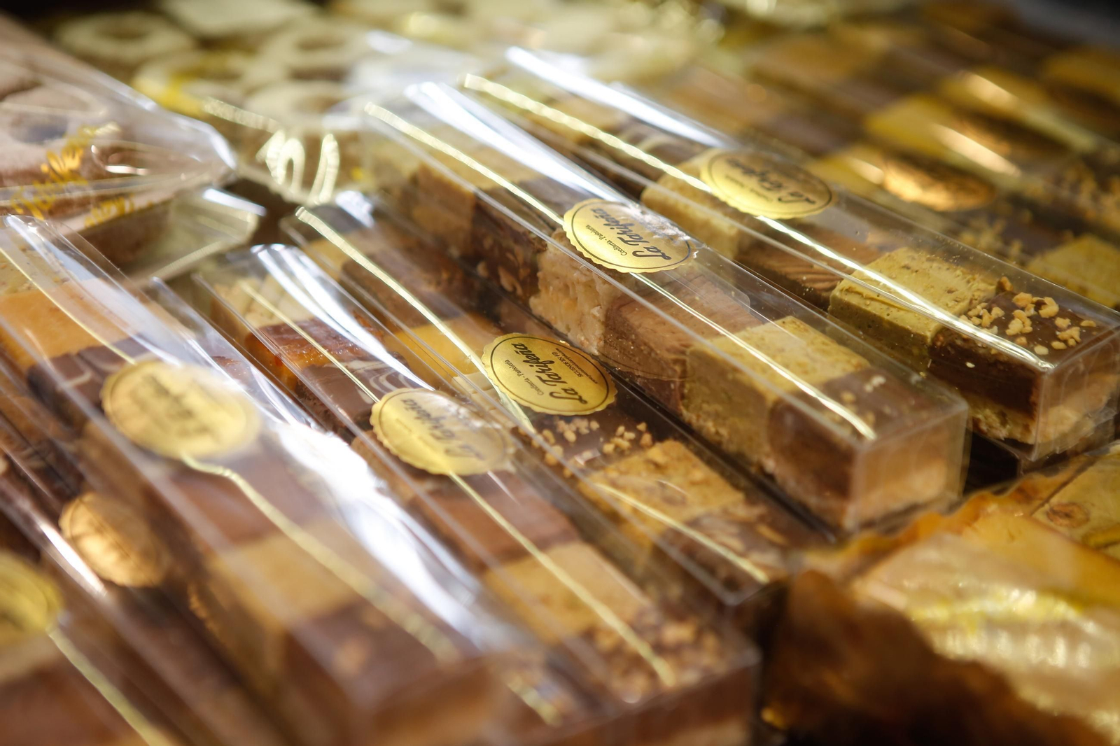 La pastelería La Tarifeña prepara por Navidad sus famosas cajillas, turrones y roscones, en imágenes