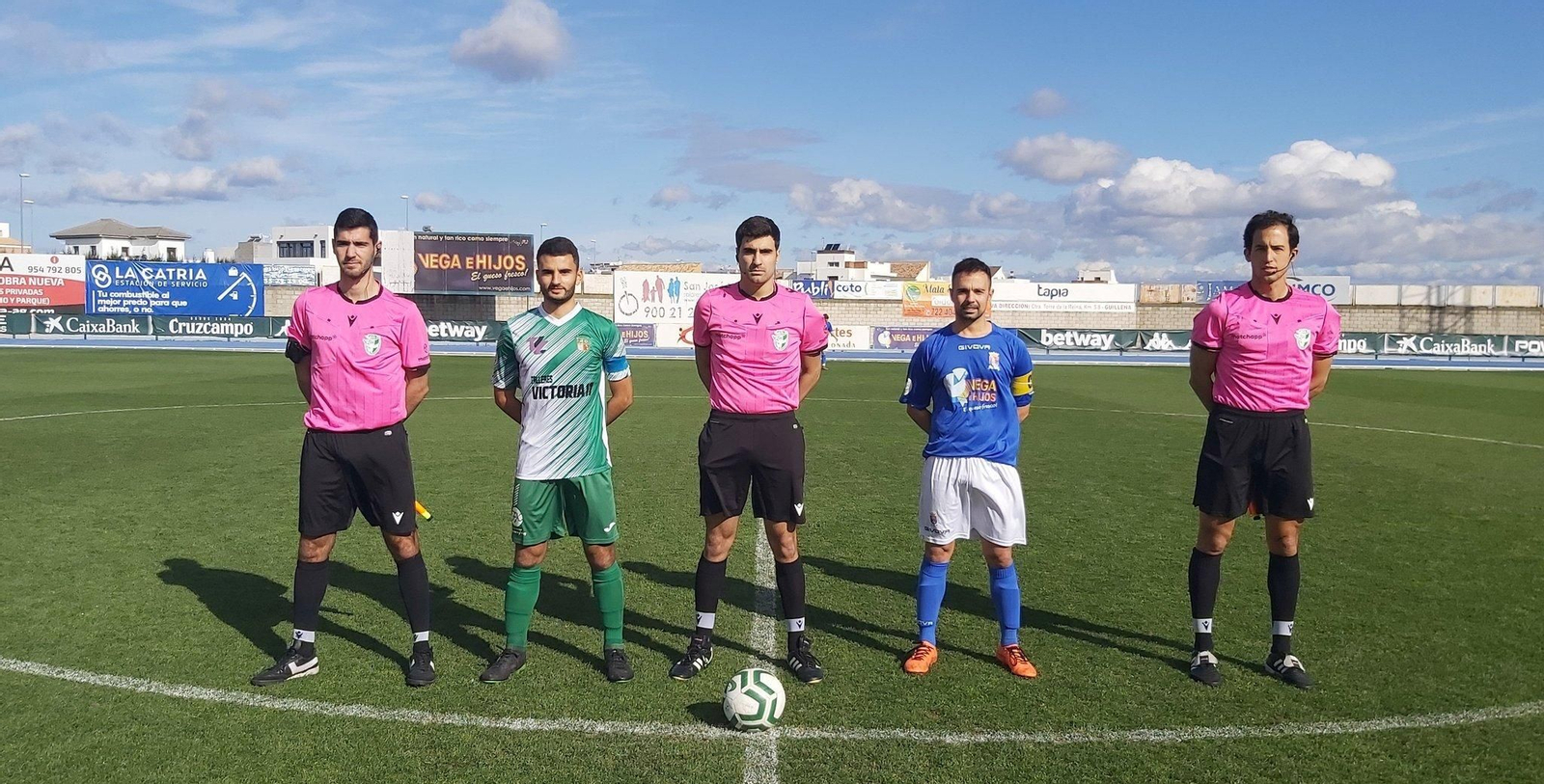Los capitanes Dani y Gómez posan con el trío arbitral al inicio del partido. Los capitanes Dani y Gómez posan con el trío arbitral al inicio del partido.