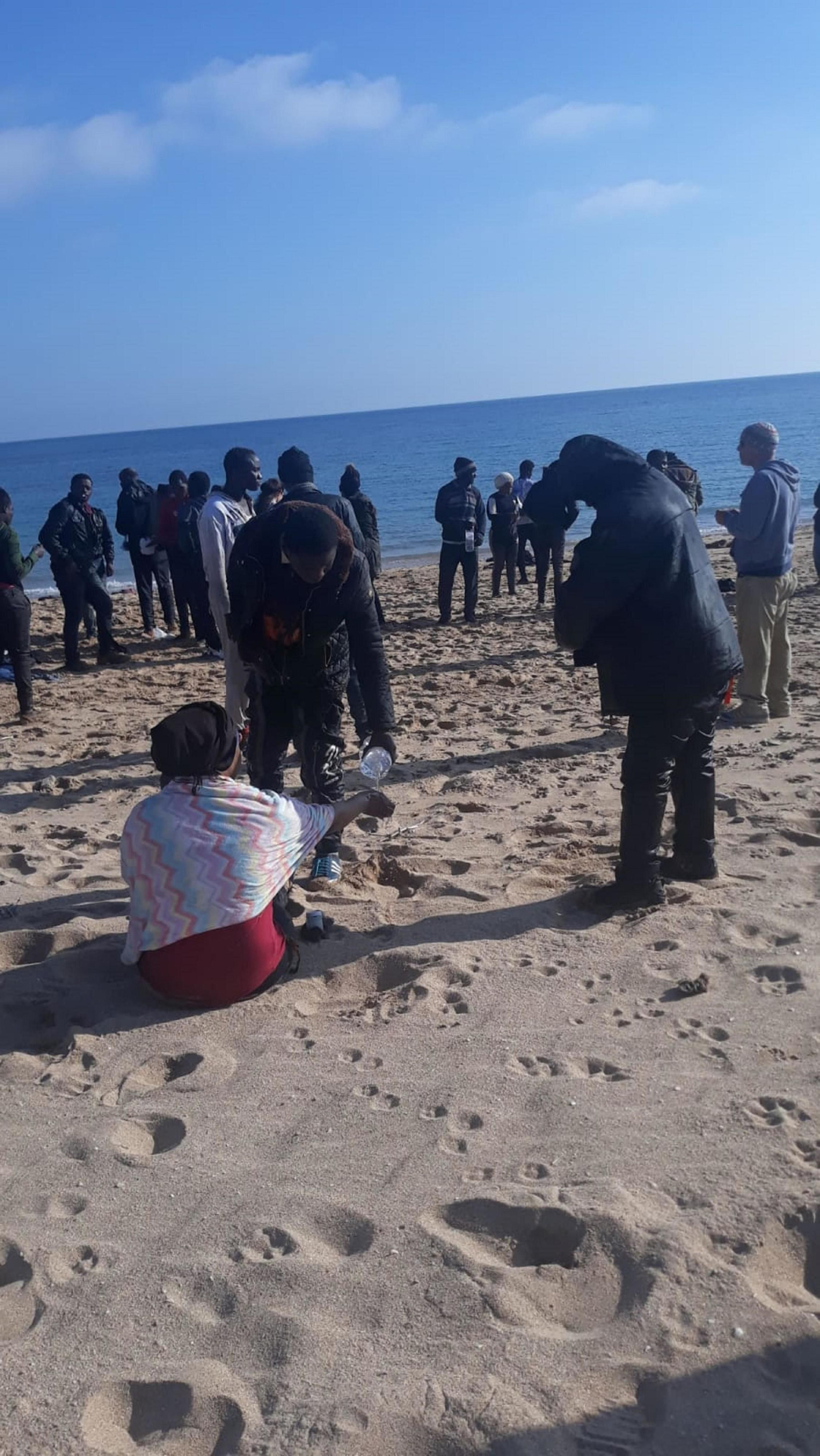 Los inmigrantes, nada más llegar a Los Caños