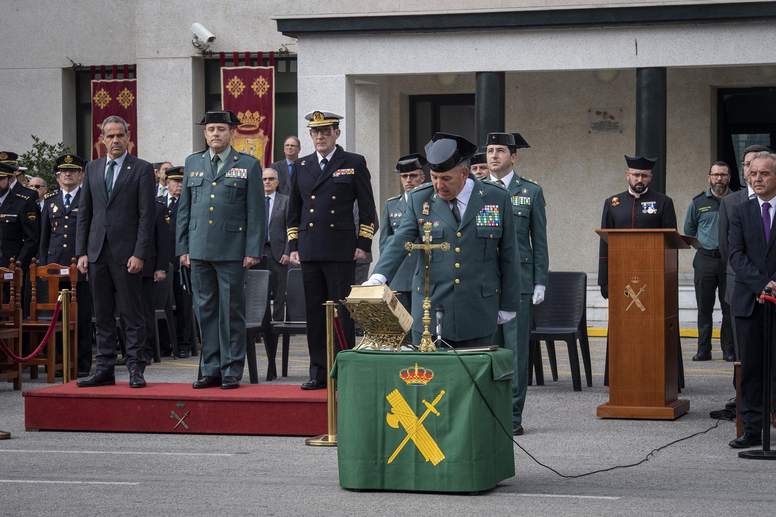 Momento en el que Jesús Núñez jura el cargo en el patio de la Comandancia.