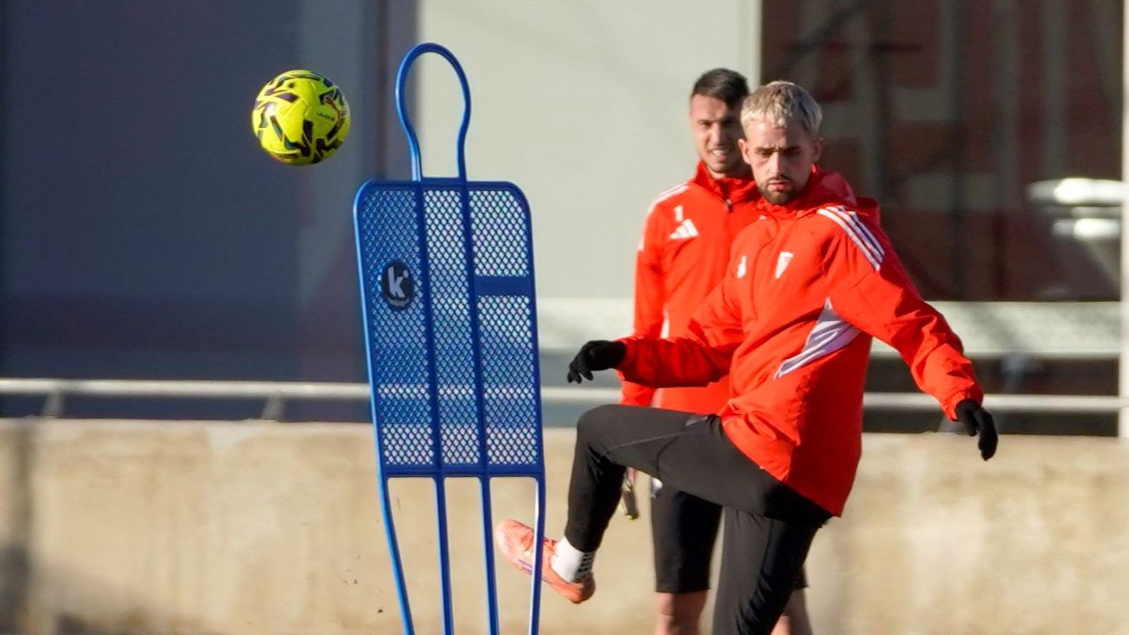 Januzaj, entrenando con el Sevilla FC.