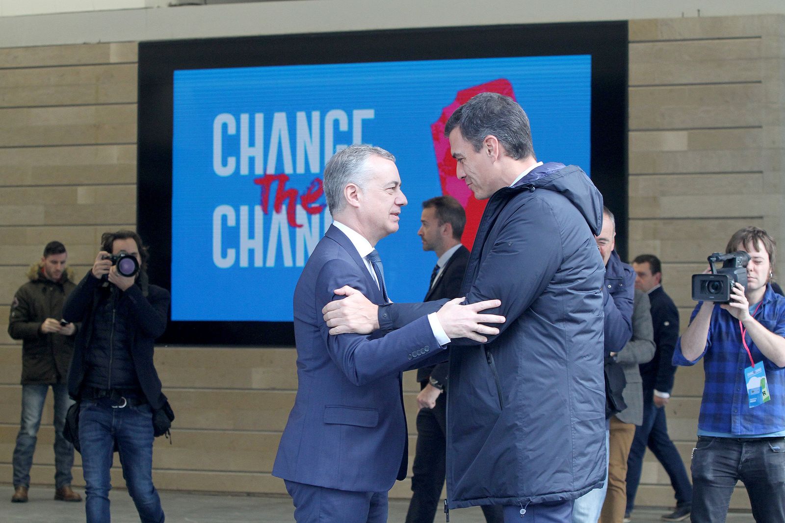 El lehendakari, Íñigo Urkullu y el presidente del Gobierno, Pedro Sánchez, se saludan este miércoles en la inauguración de la Conferencia Internacional sobre el Cambio Climático 'Change the Change' en el Kursaal de Donosti.