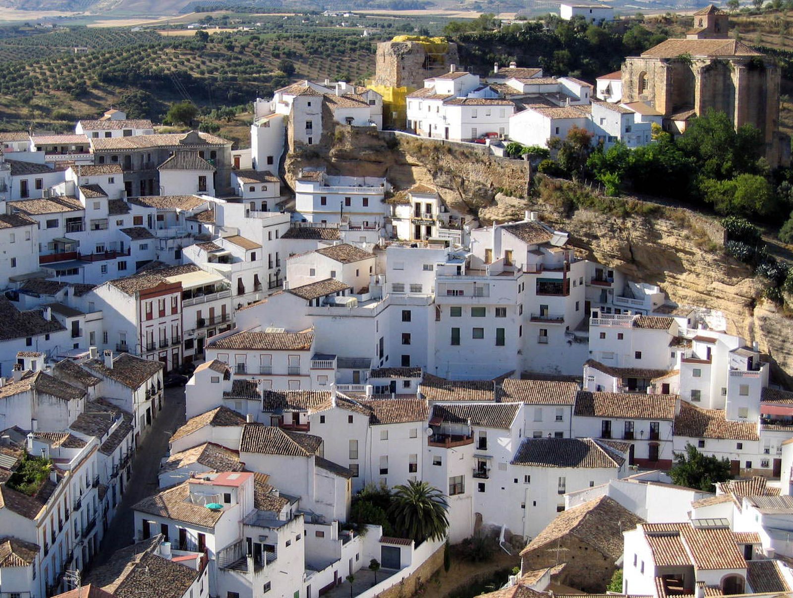 Imagen panorámica de la localidad serrana de Setenil de las Bodegas.