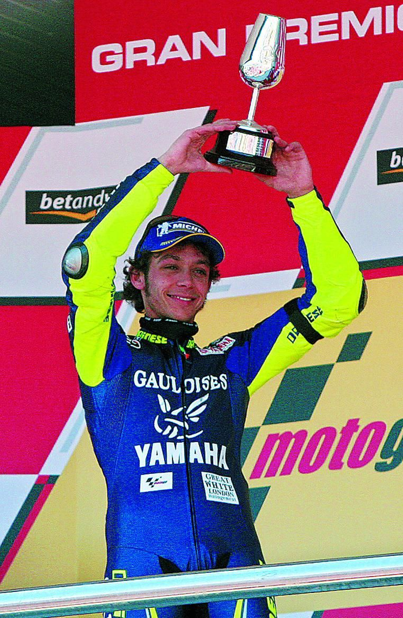 Valentino Rossi celebra el triunfo en el GP de España de 2005, del que se cumplen 15 años.