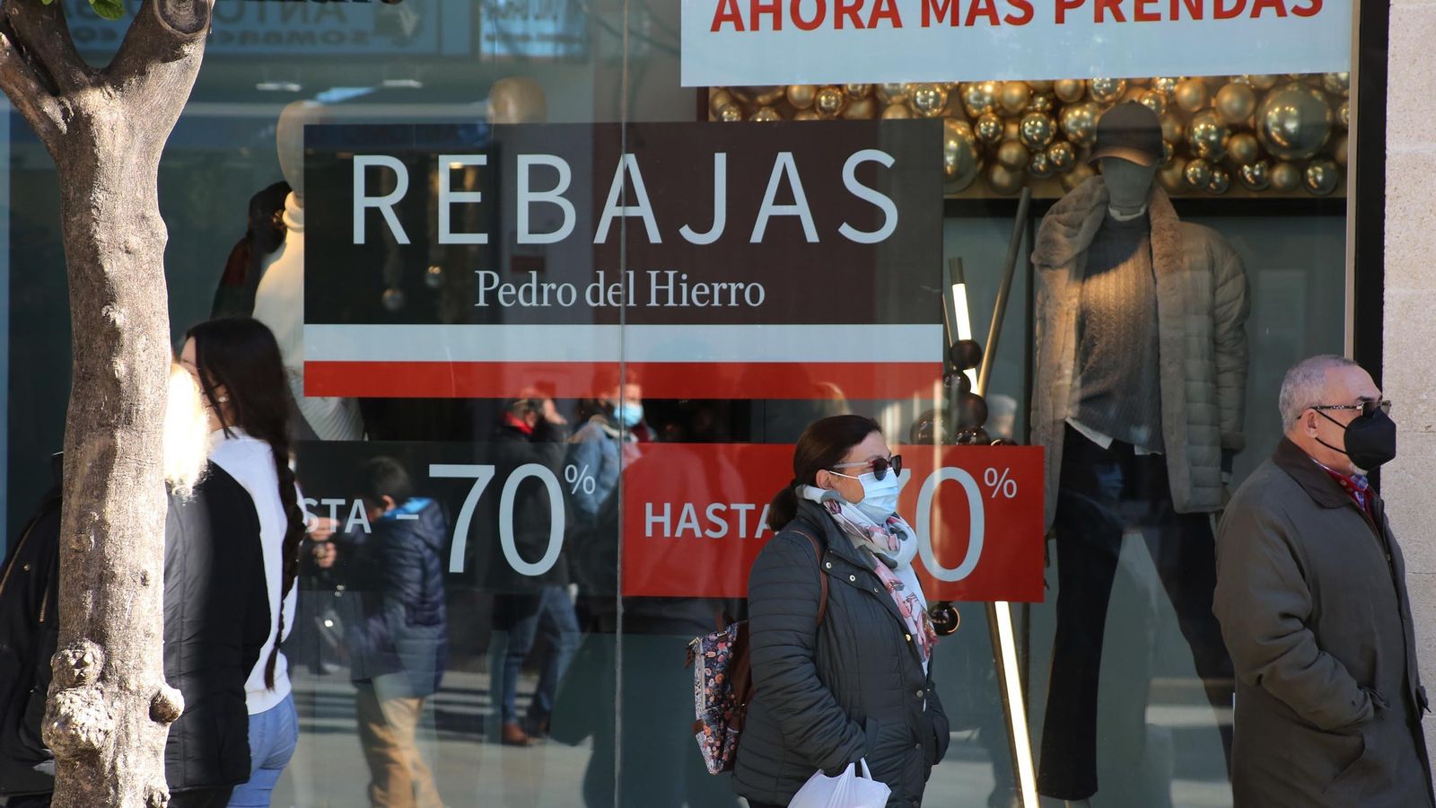 Cartel que anuncia las rebajas en un establecimiento comercial del centro.