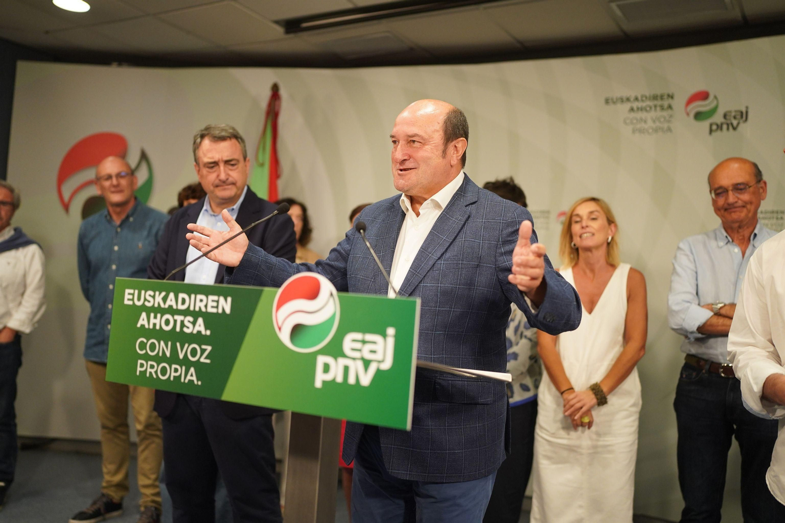 Andoni Ortuzar, presidente del PNV, con Aitor Esteban, candidato al Congreso Andoni Ortuzar, presidente del PNV, con Aitor Esteban, candidato al Congreso