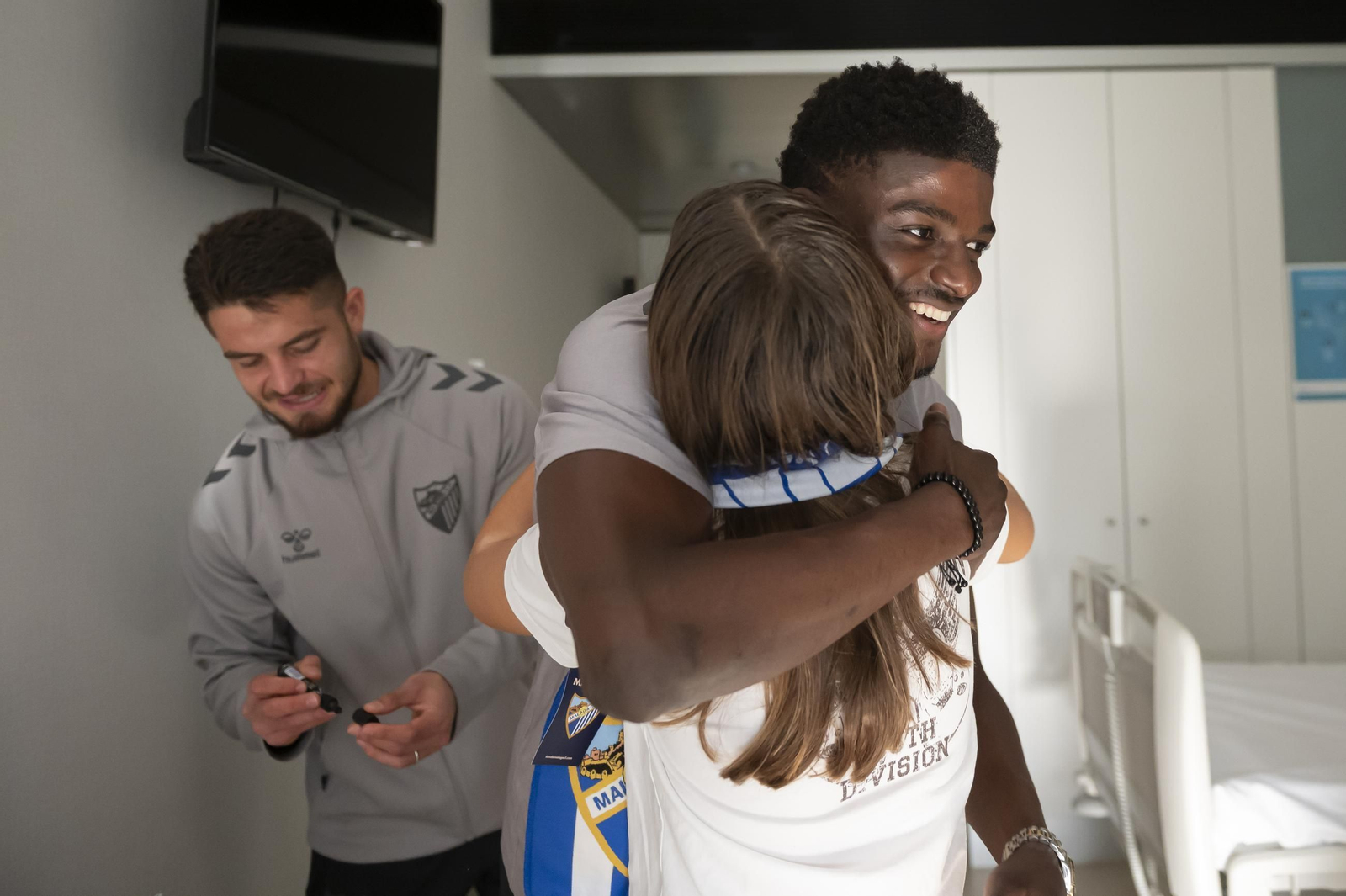 Las fotos de la visita del Málaga CF a los pacientes del Hospital Quirón