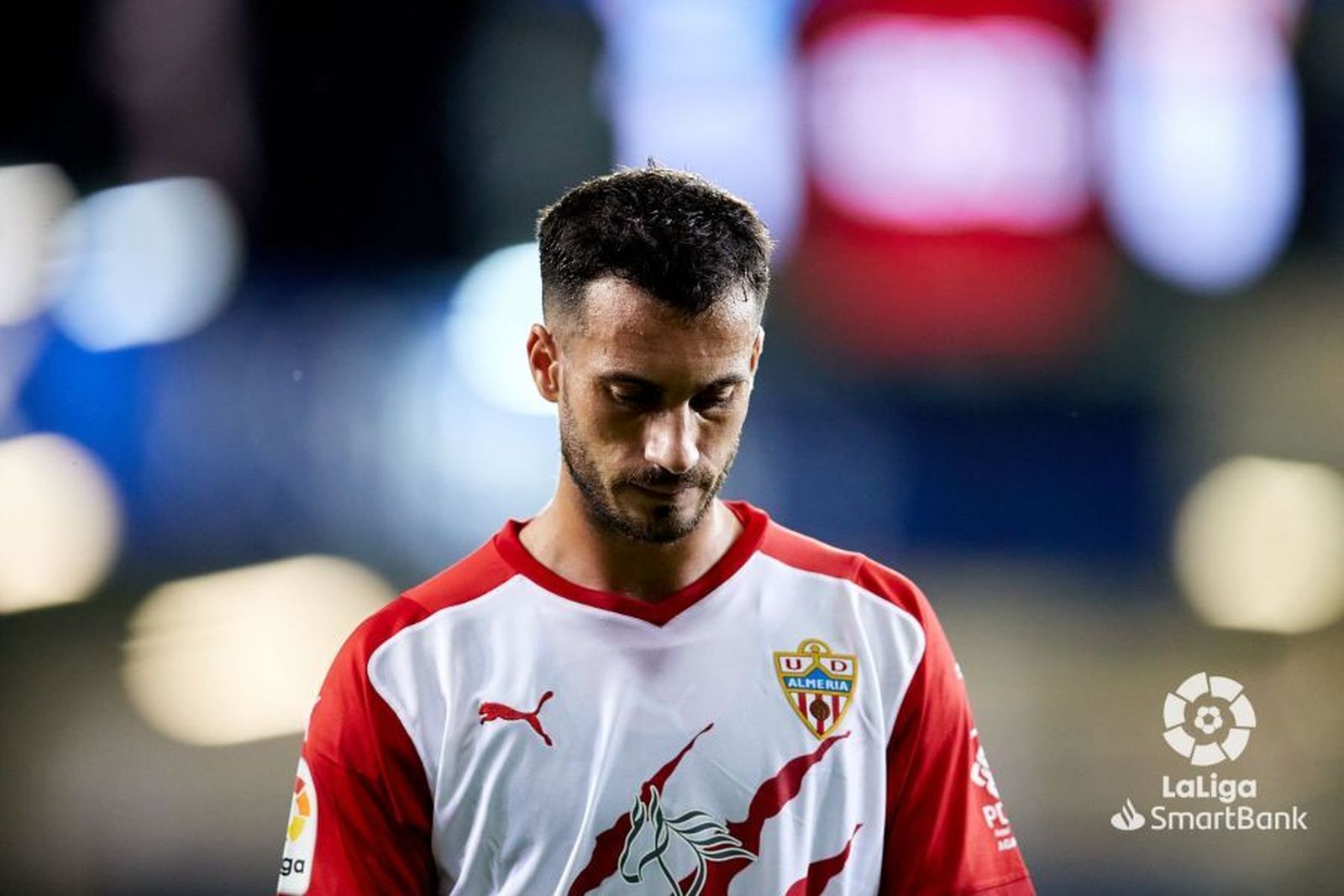 Lazo, cabizbajo, tras una jugada en Ipurua.