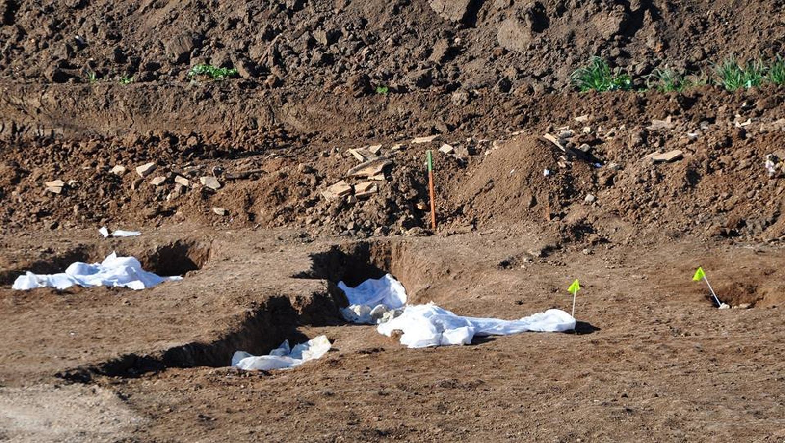Tumbas cubiertas en la excavación.