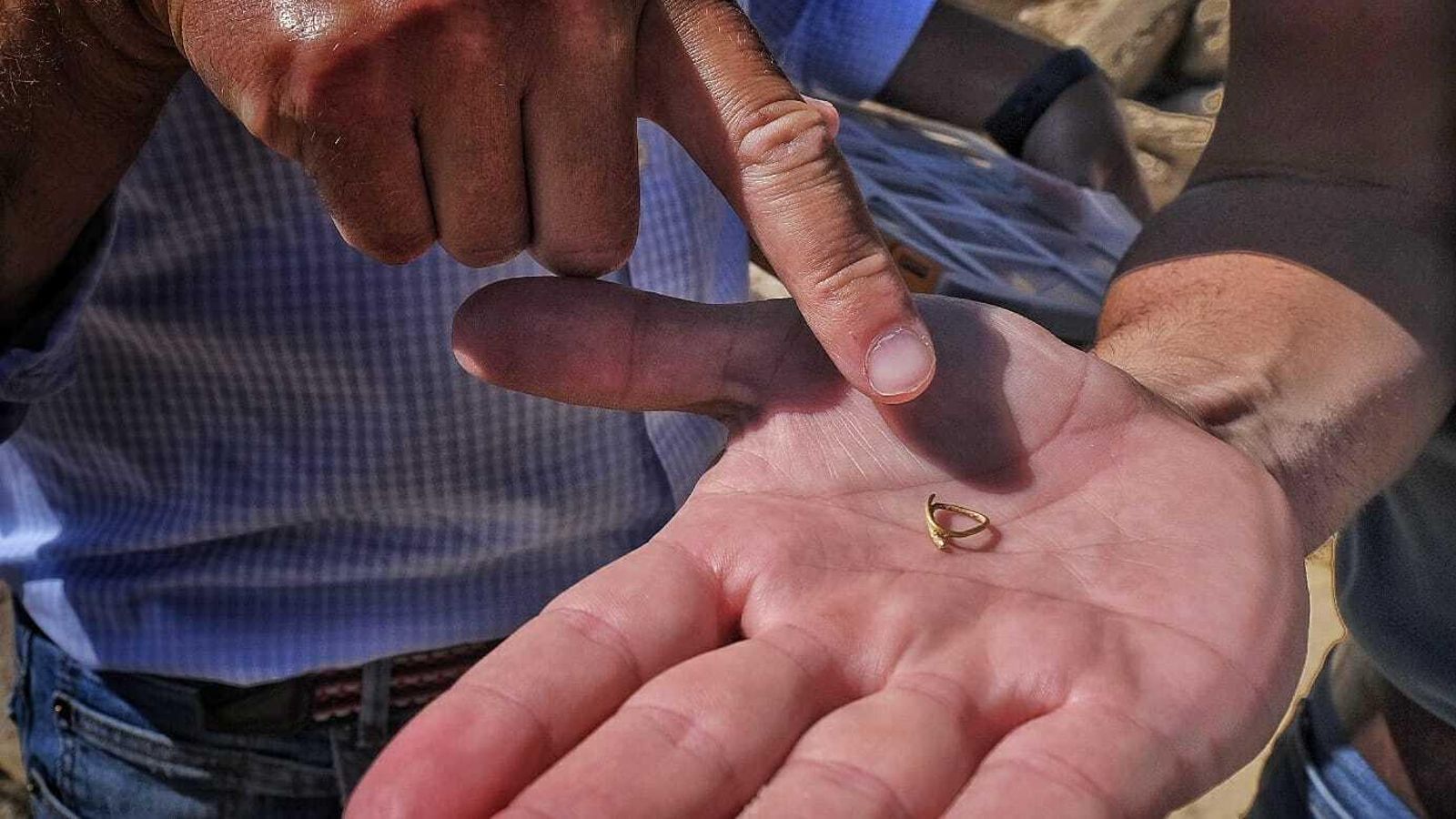 Pendientes de oro de la Edad del Bronce localizado en un ajuar en la tumba megalítica.