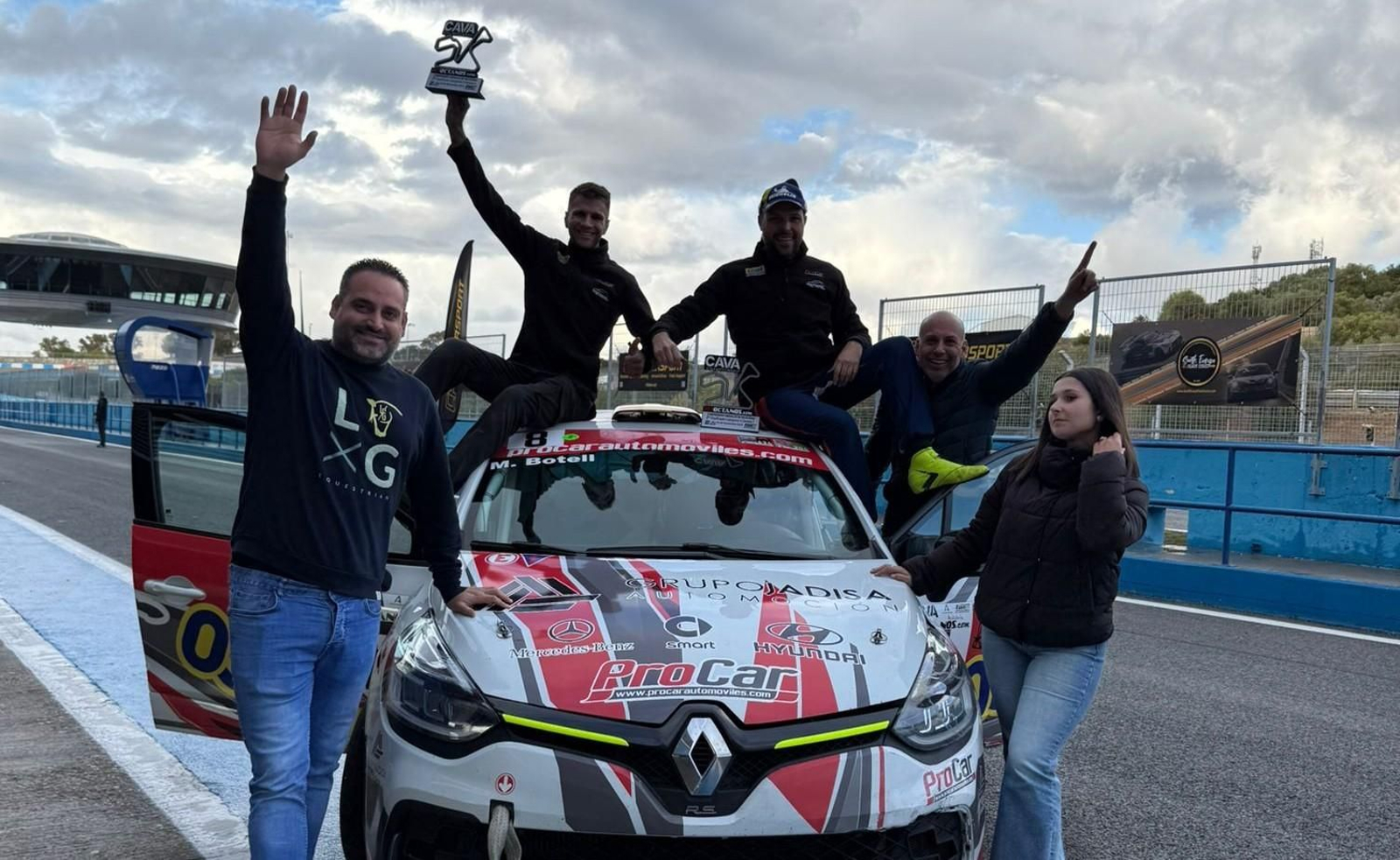 Manuel Botella celebra su triunfo con su equipo.