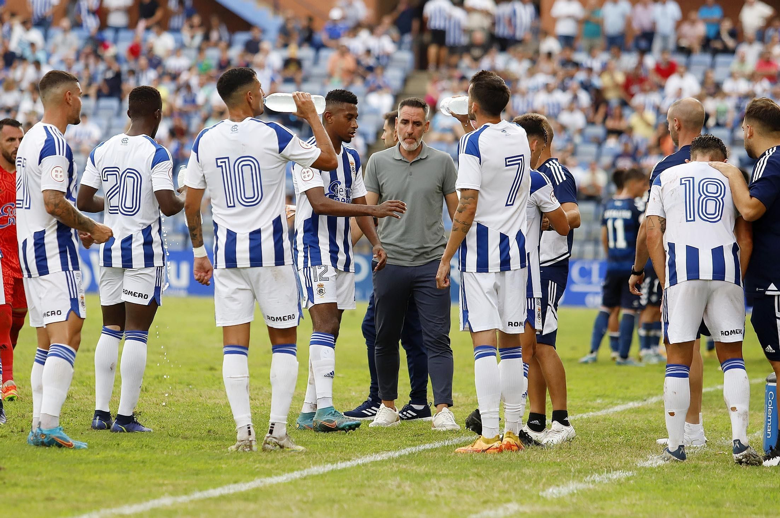 Abel, con sus jugadores durante una pausa para hidratación.