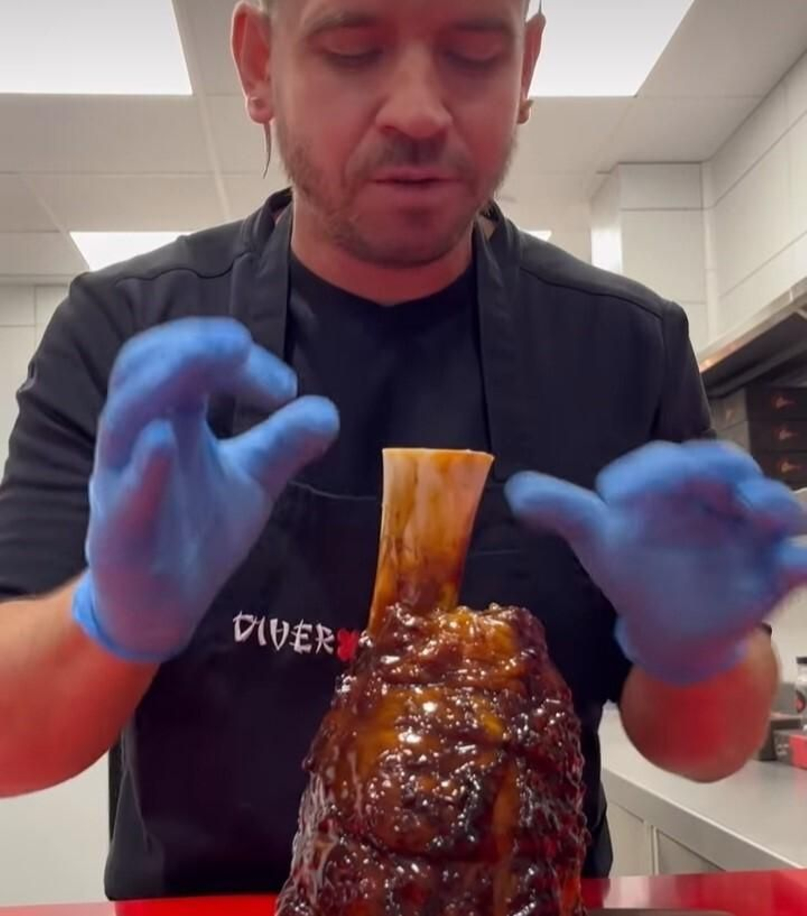 Dabiz Muñoz con el jarrete de su menú de Nochevieja