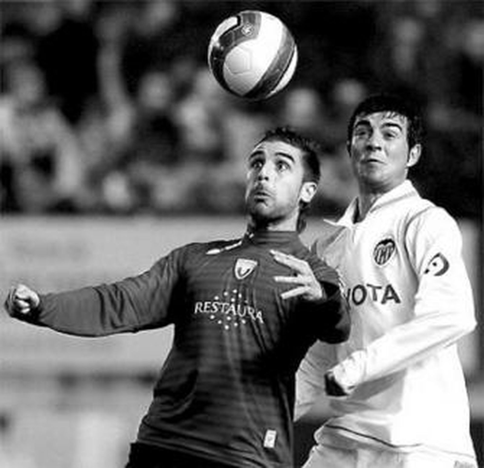 Portillo intenta controlar atosigado por Raúl Albiol.