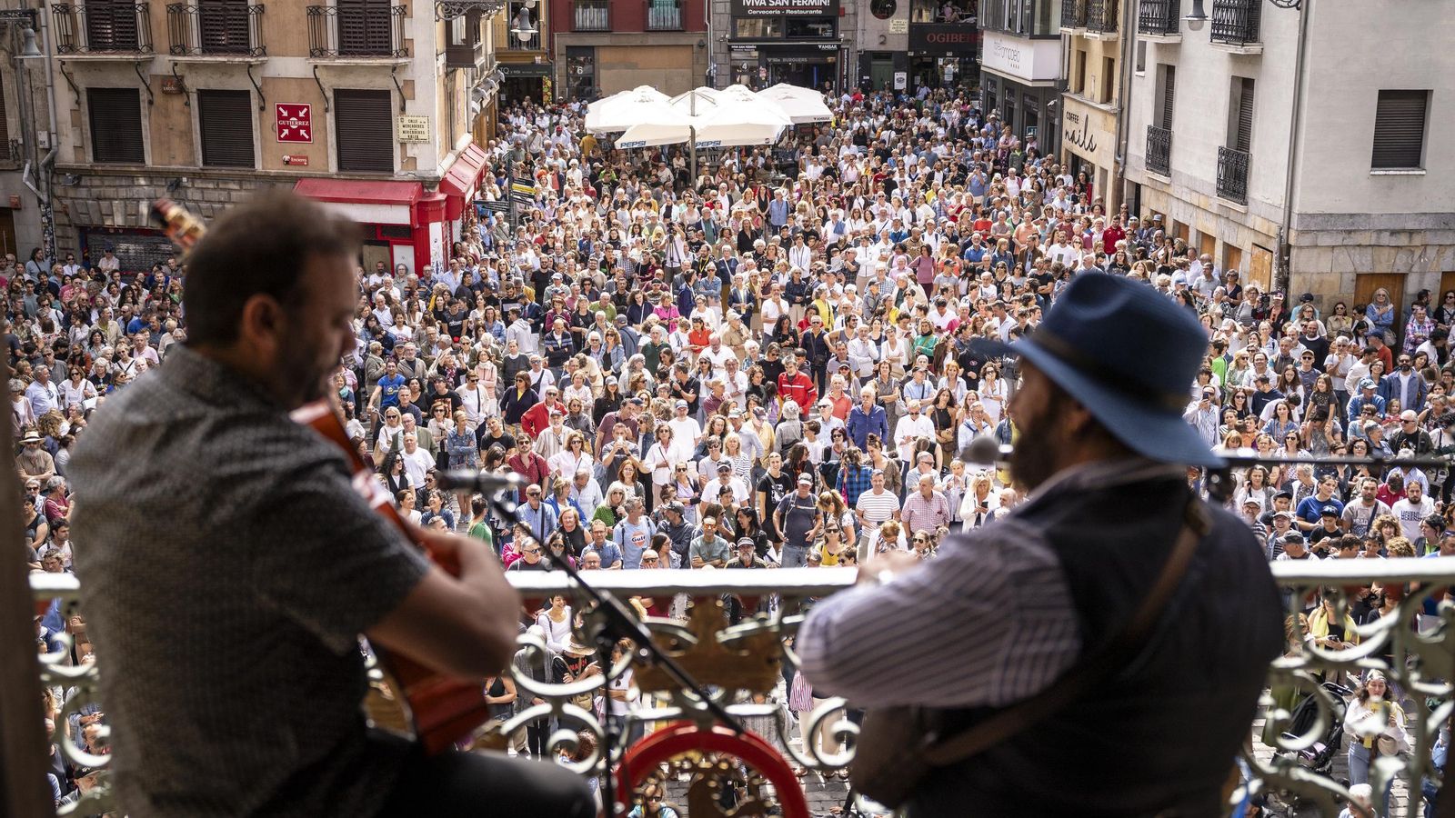 Duquende embelesó al público desde el balcón del Ayuntamiento.