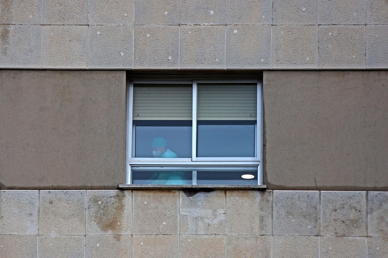 Un profesional sanitario, en una habitación del hospital Punta de Europa