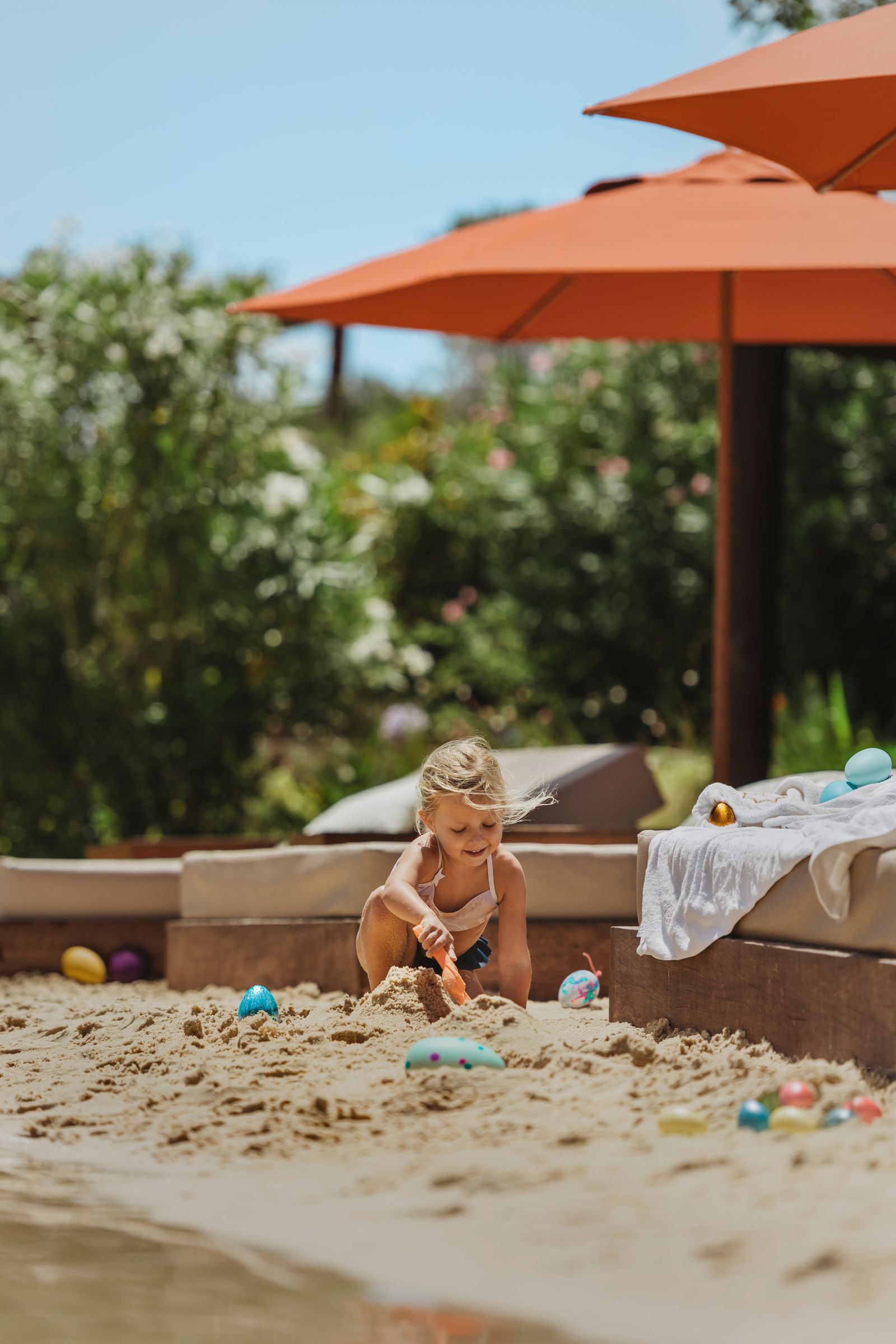 La búsqueda de huevos es una búsqueda del tesoro que se juega en Semana Santa durante la cual los niños buscan huevos decorados escondidos o huevos de Pascua.