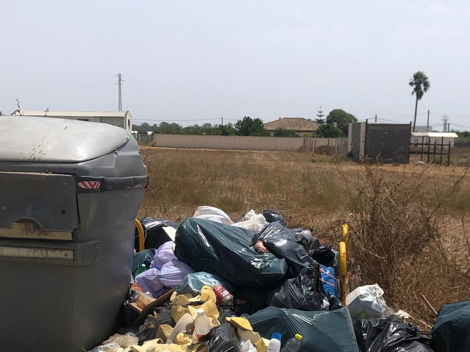 Basura junto a los bidones en Conil.