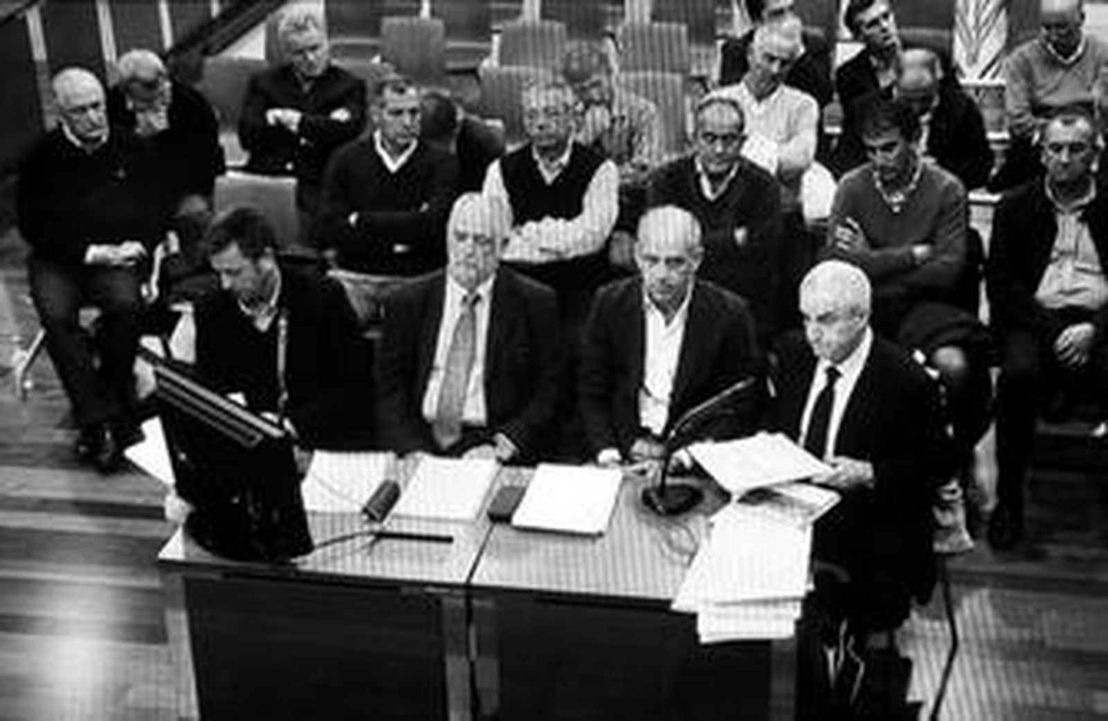 El catedrático Ángel Sánchez Blanco, a la derecha, junto a los peritos que ayer declararon en el juicio. Detrás, Martín Serón y los demás acusados.