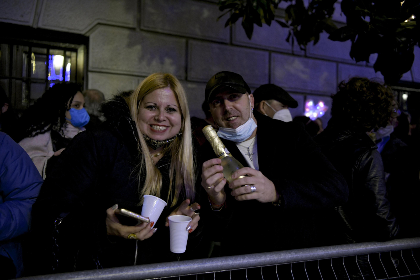 Así fue la Nochevieja 2021 en Granada, en imágenes: uvas en una Plaza del Carmen vallada y ambiente de fiesta en la calle