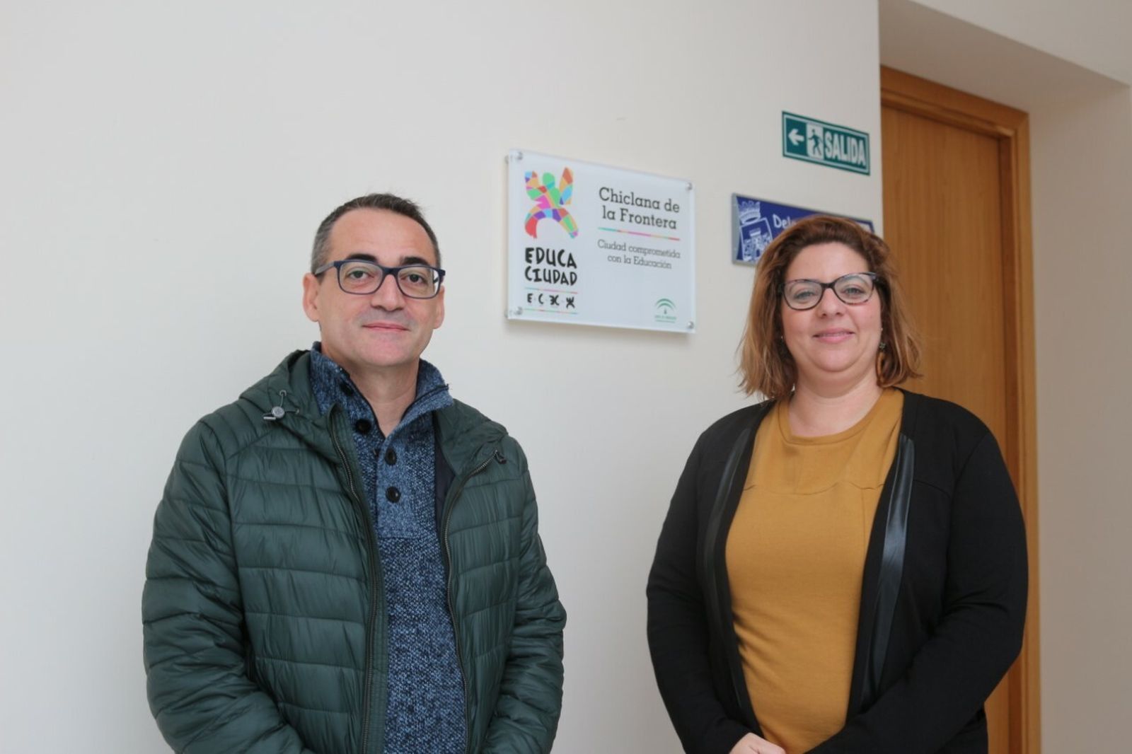 Los ediles Francisco José Salado y Esther Gómez junto a la placa en el edificio Brake.