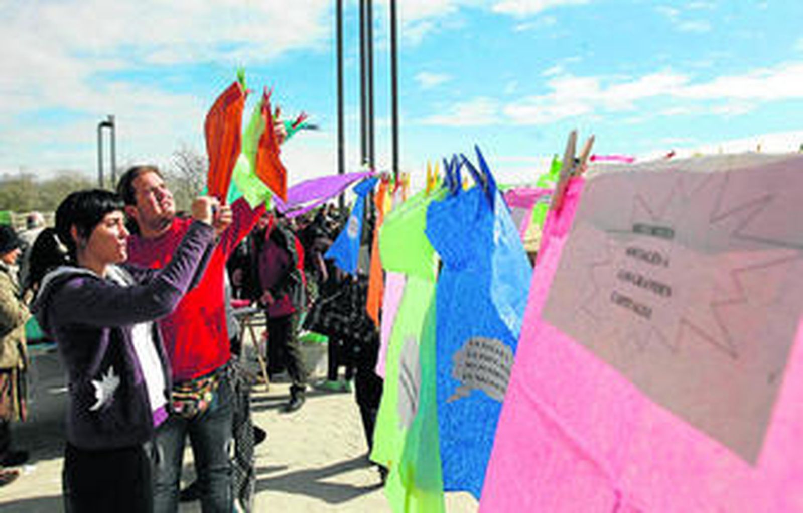 Dos personas dejan su mensaje, ayer en la zona del Puente Romano .
